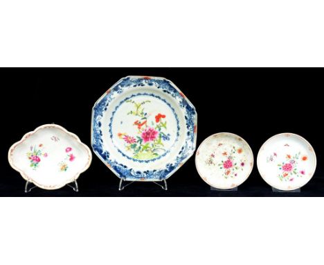 A CHINESE FAMILLE ROSE DISH OR STAND, TWO SAUCERS AND A BLUE AND WHITE BORDERED OCTAGONAL  DISH, 17CM W, ALL LATE 18TH CENTUR