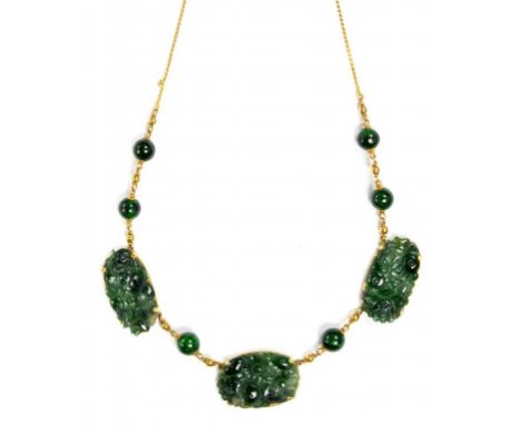 A CHINESE CARVED NEPHRITE AND GOLD NECKLACE, 19.7G GROSS