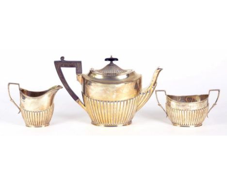 AN EDWARD VII SILVER THREE PIECE TEA SERVICE, TEAPOT 16CM H, SHEFFIELD 1909, 30OZS 10DWTS GROSS