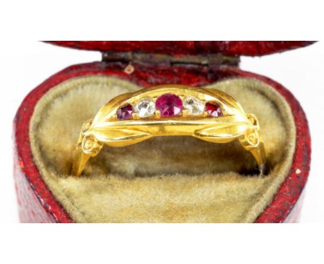 A RUBY AND DIAMOND FIVE STONE RING IN GOLD, MARKED 18CT, 2.3G GROSS