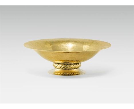 Josef Hoffmann und Wiener Werkstätte"Aufsatzschale"Messing, Hammerschlagdekor; am oberen Rand gemarkt mit Entwerfermonogramm 