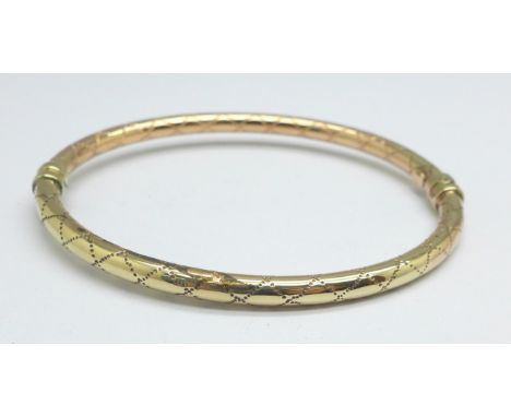 A 9ct gold bangle, 9.6g 