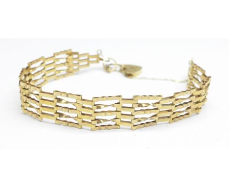 A 9ct gold gate bracelet, 5.1g 
