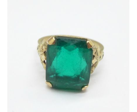 A 9ct gold and green stone ring, 3g, K 