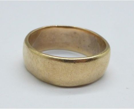 A yellow metal ring, 7.6g, R 