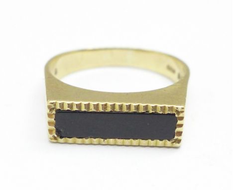 A 9ct gold and onyx ring, 3.6g, R 