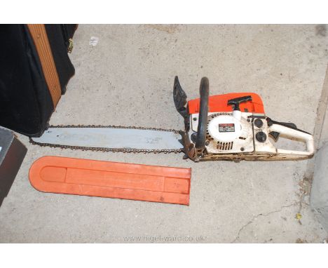 Petrol chainsaw SL-YD5200B with chain cover.