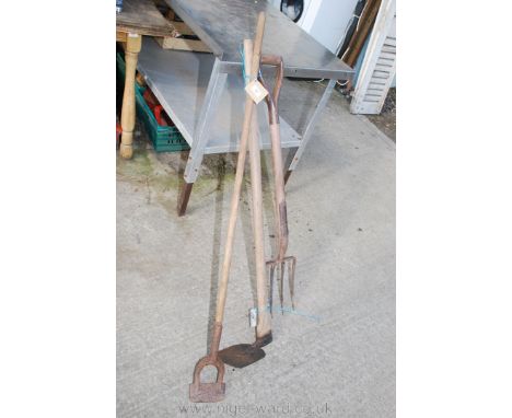 Garden fork, hoe and garden moulder