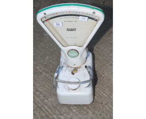 An Avery shop scales up to 1 lb (glass cracked No pan).