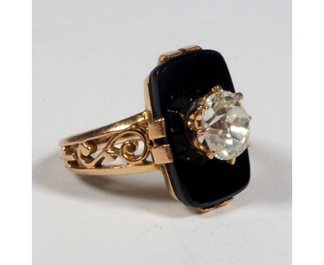 RING, Frankreich, um 1900,durchbrochen gearbeitete verlaufende Schiene, hochrechteckiges Onyxplättchen mit gerundeten Ecken i