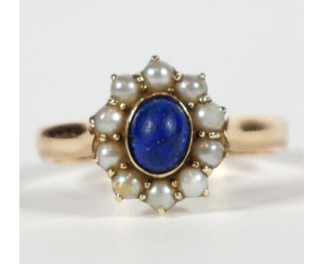 ENTOURAGE-RING, zentral Lapislazuli-Cabochon,gerahmt von 10 Perlchen, Beschau, ca 3,99gr 585er Gold total, Ringgröße 63