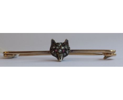 AN ANTIQUE GOLD DIAMOND SET HUNTING BROOCH