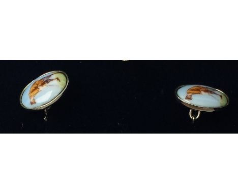 A PAIR OF SILVER ENAMEL GOLFING CUFFLINKS.
