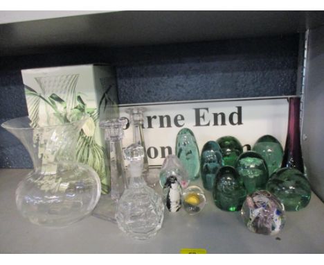 A quantity of collectable glass to include a group of seven Victorian glass dump paperweights, a boxed Dartington Etousian fl