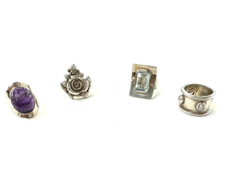 4 Silver rings, 3 stone set, Sizes L, N, M, total overall weight 29.9g, Silver agate ring, ring size M, overall weight 9,5g