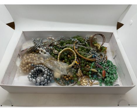 Tray of vintage costume jewellery