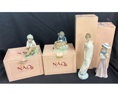 Boxed Nao figures to include 01090 Conversando con las Palomas, 01154 Nino con Paloma, 01157 Dama con Caniche, 01205 La Model