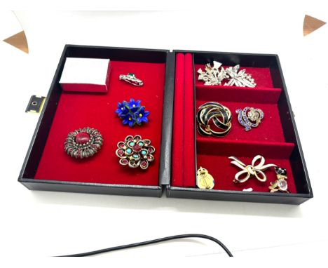 Large selection of assorted vintage and later brooch