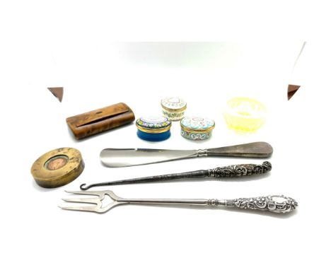 Selection of collectables to include 3 Halcyon days boxes, 19th century snuff box and 3 silver handled implements