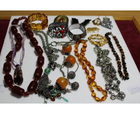 A job lot of assorted costume jewellery 