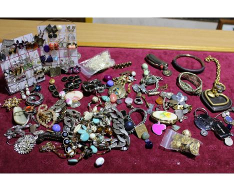 A job lot of assorted costume jewellery 