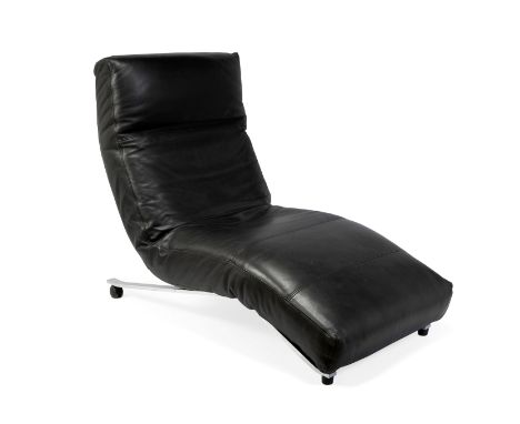 JENS JUUL EILERSEN (Denmark, 1938) for N. EILERSEN.Chaise Longue "Control Glove".Aluminum base. Leather upholstery.With publi