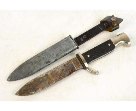 A WWII period German dagger with Solingen blade and scabbard, length 21.5cm.