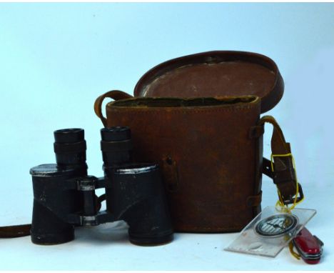 A pair of WWII military binoculars, CGB53GA, 6 x 30, 35323-C, graticule 1/2° apart and (...) 1° high, REL/CANADA 1944, height