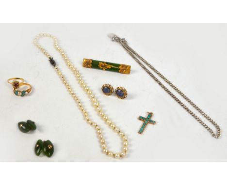 A small collection of jewellery comprising a nephrite jade and 15ct yellow gold bar brooch decorated with silver ferns and "N