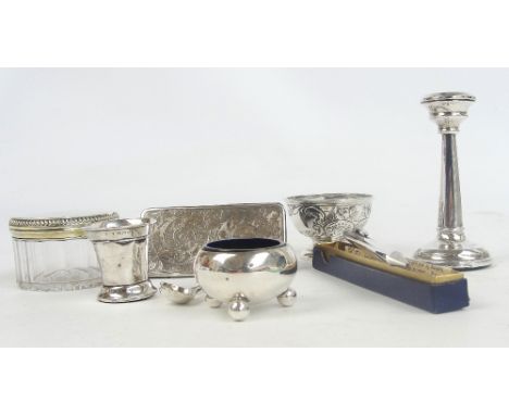 A group of hallmarked silver items including an Edward VII hallmarked silver topped clear glass dressing table jar, London 19