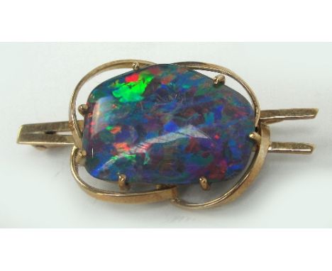A 9ct gold and opal brooch in pierced frame, length 3.5cm, approx 3.5g.