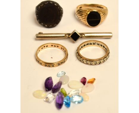 A 9ct gold gentleman's signet ring, a 9ct gold eternity ring, a further eternity ring, a bar brooch, a decorative ring, and v