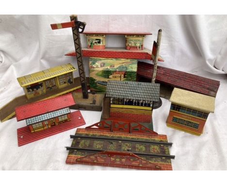 Model Railway: A collection of assorted vintage tinplate O gauge Stations etc, Brimtoy, Mettoy etc. Please study pictures. (o