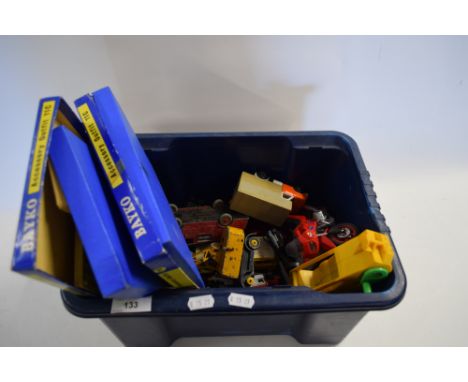 BOX VARIOUS DIE-CAST TOY VEHICLES, BAYKO ACCESSORY OUTFITS AND OTHER ITEMS