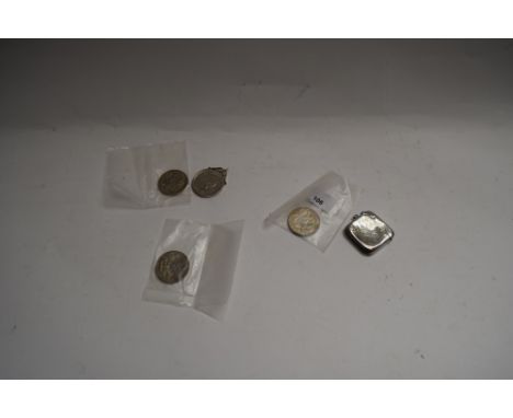 SMALL SILVER VESTA CASE TOGETHER WITH THREE COMMEMORATIVE £5 COINS AND A PENDANT MARKED '20 SEALAND DOLLAR, PRINCESS JOAN THE