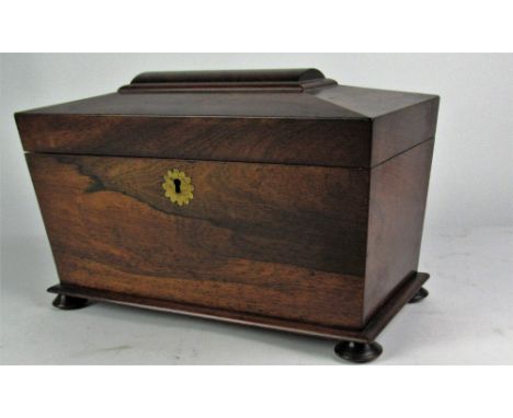 A good quality casket shaped Regency period figured rosewood Tea Caddy, with later glass mixing bowl. (1)