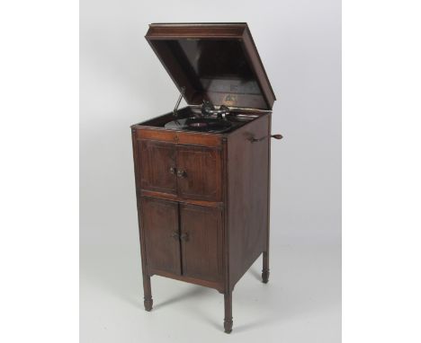 A mahogany cased Gramophone "His Masters Voice," Model 162, in working order, with some records. (1)