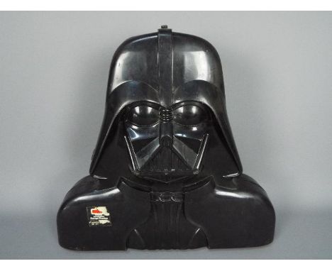 Kenner - A vintage The Empire Strikes Back Accessory Storage Chamber # 157017 in the shape of Darth Vaders head, the top clip