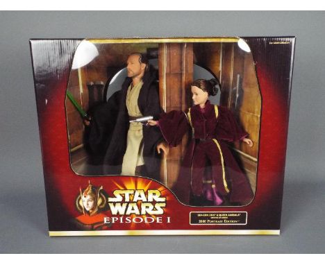 Star Wars - Hasbro - A boxed 2000 Portrait Edition Qui-Gon Jinn &amp; Queen Amidala Defense Of Naboo set. # 61785. This rare 