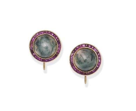 MOSS AGATE AND RUBY EARCLIPSThe moss agate cabochon within a surround of calibré-cut rubies,  length 1.8cmFor further informa