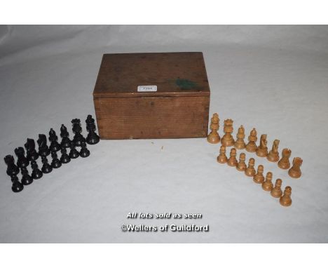 A Staunton pattern boxwood chess set in oak box, height of king 7cm.