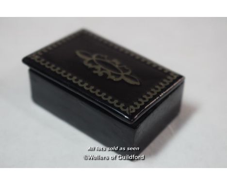 A Georgian papier mache snuff box with pewter inlay, 4.5cm wide
