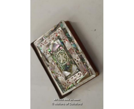 *THE RED LETTER NEW TESTAMENT, MOTHER OF PEARL AND LEATHER BINDING, COLLINS [LQD79](LOT SUBJECT TO VAT)