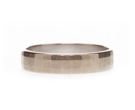 EIGHTEEN CARAT WHITE GOLD WEDDING BANDsize K, 2.8g
