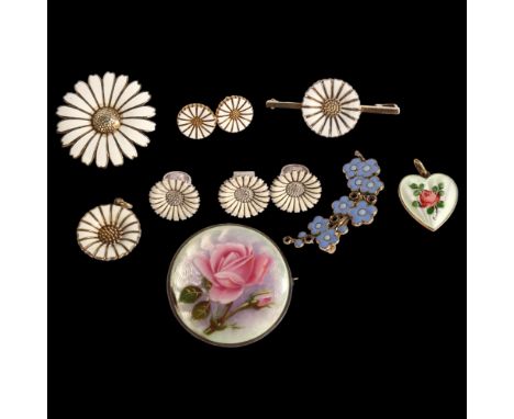 Assorted silver and enamel jewellery, including daisy pattern, maker's include Anton Michelsen 
