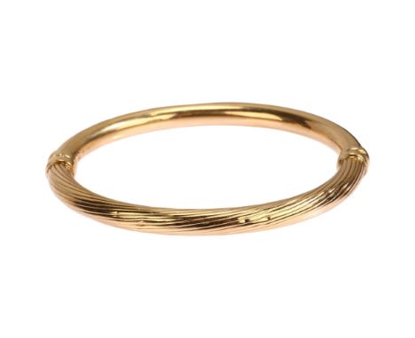 A 9ct gold hinged bangle, ribbed and polished decoration, band width 6mm, internal circumference approx 18cm, 8.5gClasp is la