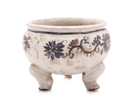 A CIZHOU WHITE-GLAZED AND PAINTED TRIPOD CENSER
Globular form with everted lip, decorated in scrolling florets and butterflie