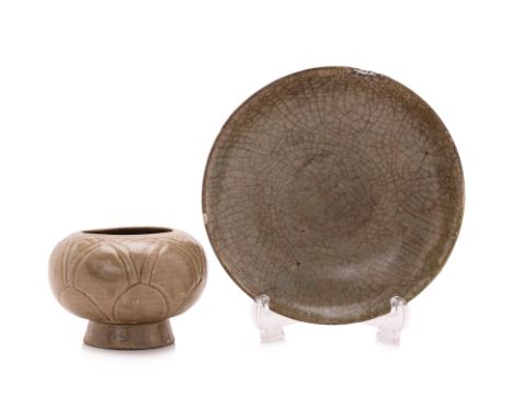 A CRACKLED CELADON DISH AND A GREEN-GLAZED LOTUS JAR
Yuan-Ming dynasty, circular shallow dish with crackle glaze and lobed un