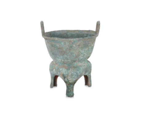 AN ARCHAIC BRONZE RITUAL TRIPOD STEAMER, YAN Western Zhou dynasty, circular bowl with two upright lugs, supported by waisted 