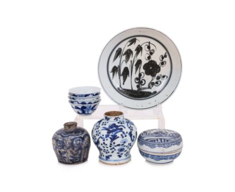 A GROUP OF BLUE AND WHITE WARES
17th Century-19th Century, a small jar with narrow mouth decorated in panels with deer, a cir